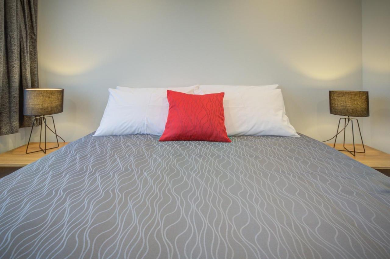 Dusky Motels Te Anau Bagian luar foto